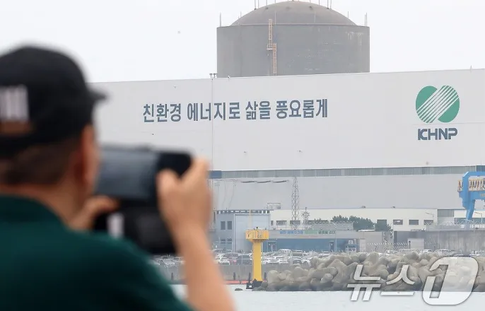 노란 수영복에 섹시한 몸매 어필하는 존예 처자