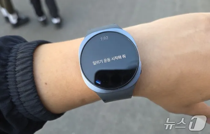 노란 수영복에 섹시한 몸매 어필하는 존예 처자