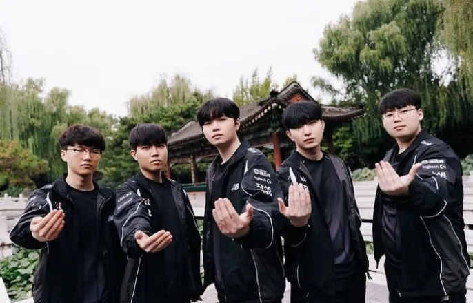 노란 수영복에 섹시한 몸매 어필하는 존예 처자