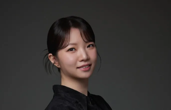 노란 수영복에 섹시한 몸매 어필하는 존예 처자