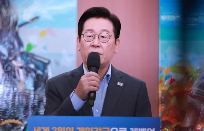 노란 수영복에 섹시한 몸매 어필하는 존예 처자