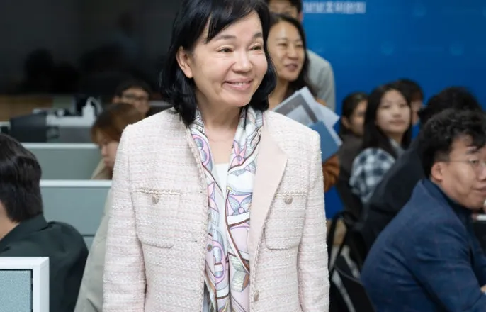 노란 수영복에 섹시한 몸매 어필하는 존예 처자