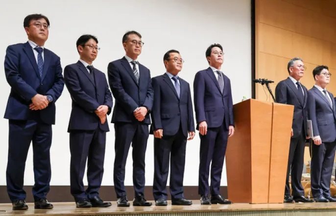 노란 수영복에 섹시한 몸매 어필하는 존예 처자