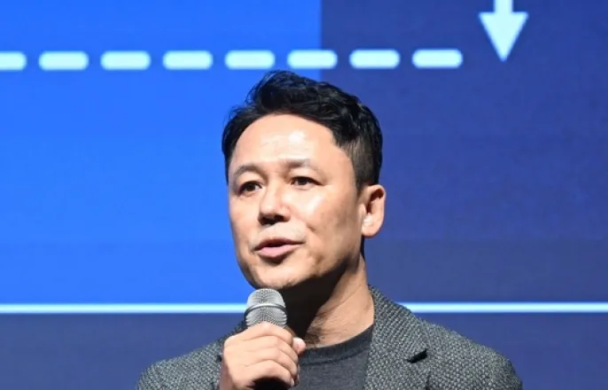 노란 수영복에 섹시한 몸매 어필하는 존예 처자