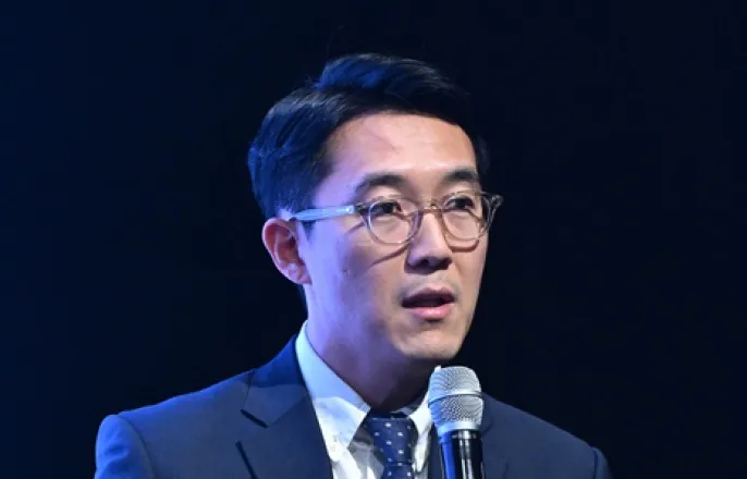 노란 수영복에 섹시한 몸매 어필하는 존예 처자