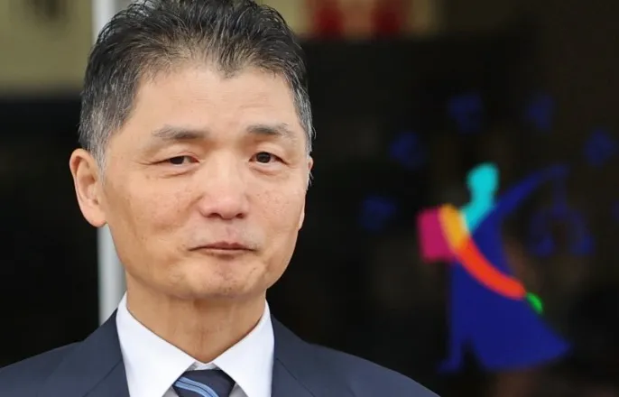 노란 수영복에 섹시한 몸매 어필하는 존예 처자