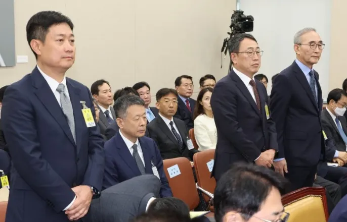 노란 수영복에 섹시한 몸매 어필하는 존예 처자