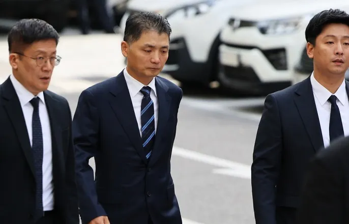 노란 수영복에 섹시한 몸매 어필하는 존예 처자