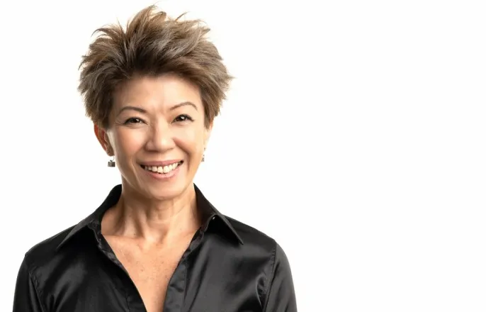 노란 수영복에 섹시한 몸매 어필하는 존예 처자