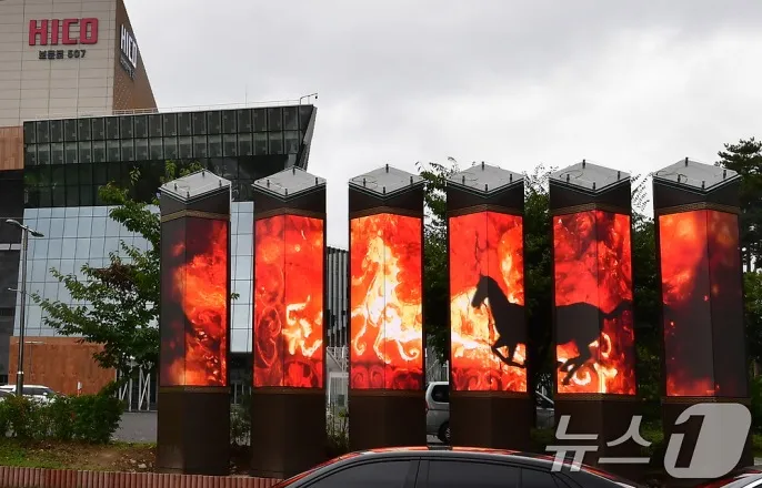 노란 수영복에 섹시한 몸매 어필하는 존예 처자