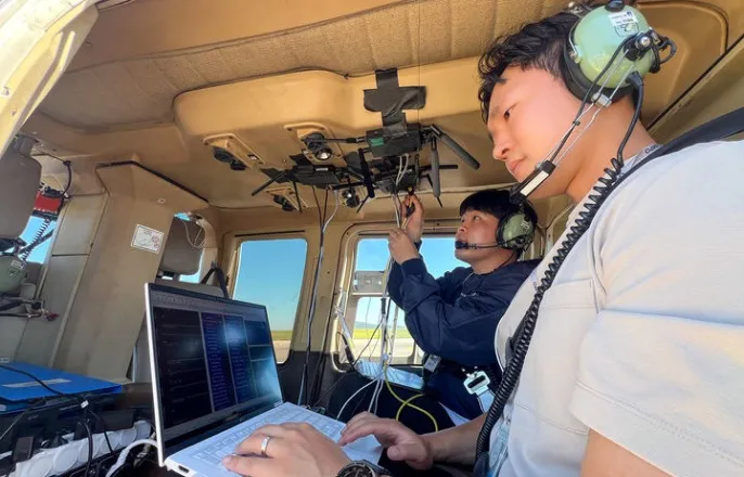 노란 수영복에 섹시한 몸매 어필하는 존예 처자