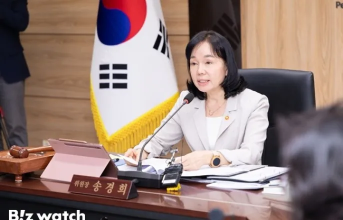 노란 수영복에 섹시한 몸매 어필하는 존예 처자