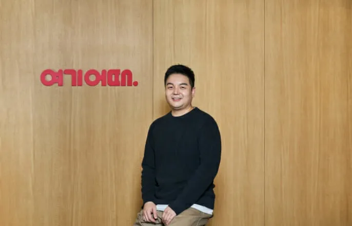 노란 수영복에 섹시한 몸매 어필하는 존예 처자