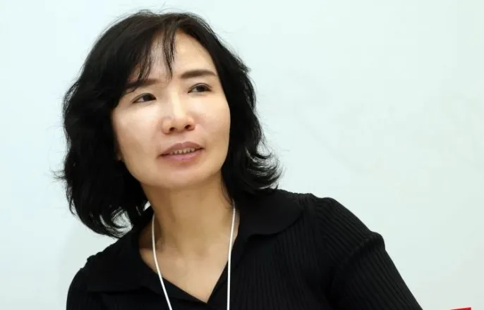 노란 수영복에 섹시한 몸매 어필하는 존예 처자