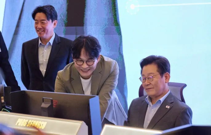 노란 수영복에 섹시한 몸매 어필하는 존예 처자