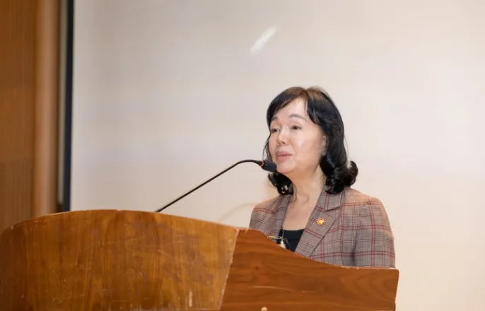 노란 수영복에 섹시한 몸매 어필하는 존예 처자