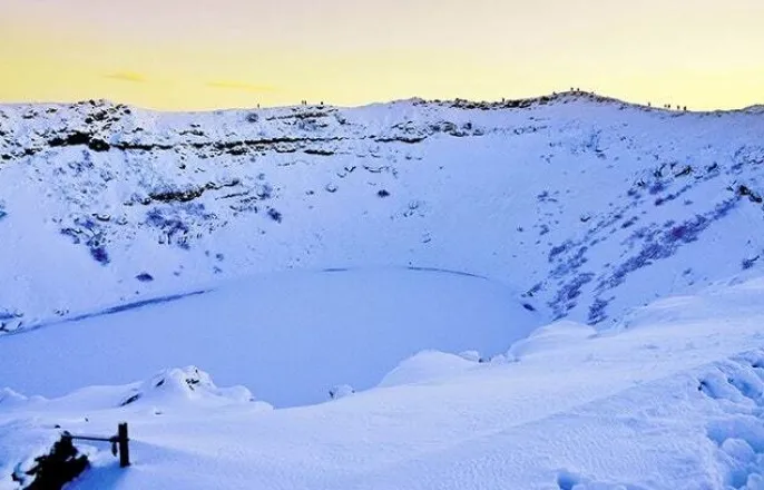 노란 수영복에 섹시한 몸매 어필하는 존예 처자