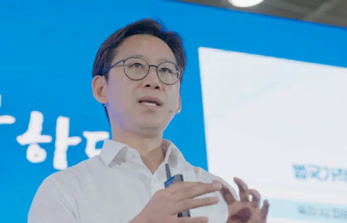 노란 수영복에 섹시한 몸매 어필하는 존예 처자