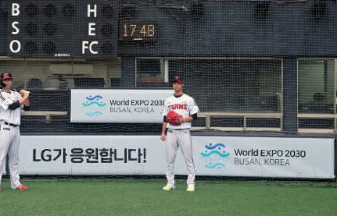 노란 수영복에 섹시한 몸매 어필하는 존예 처자