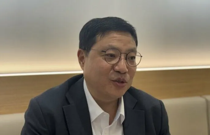 노란 수영복에 섹시한 몸매 어필하는 존예 처자