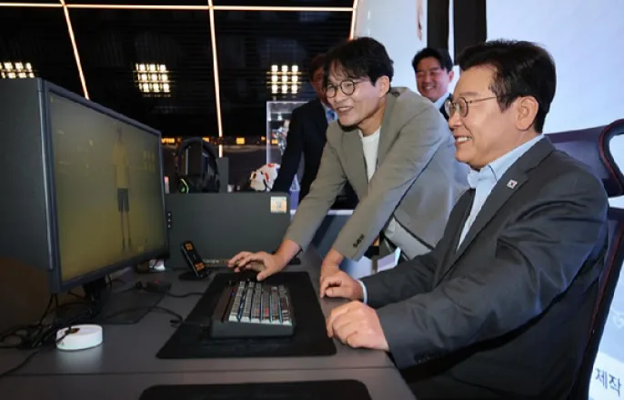 노란 수영복에 섹시한 몸매 어필하는 존예 처자