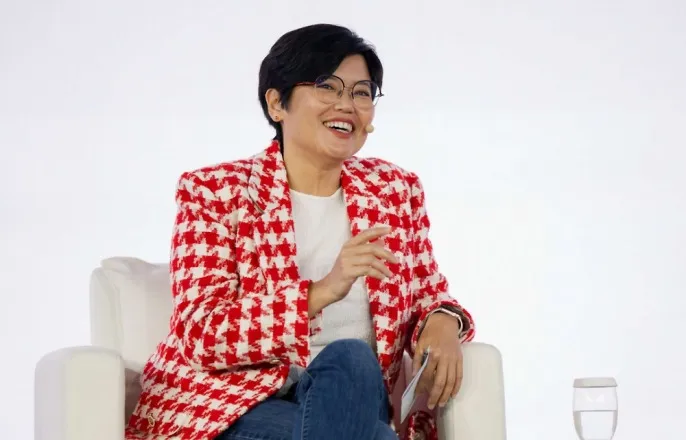 노란 수영복에 섹시한 몸매 어필하는 존예 처자