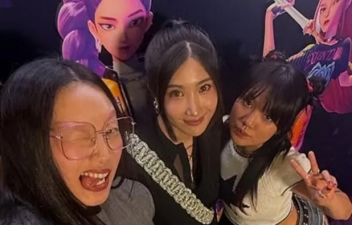 노란 수영복에 섹시한 몸매 어필하는 존예 처자