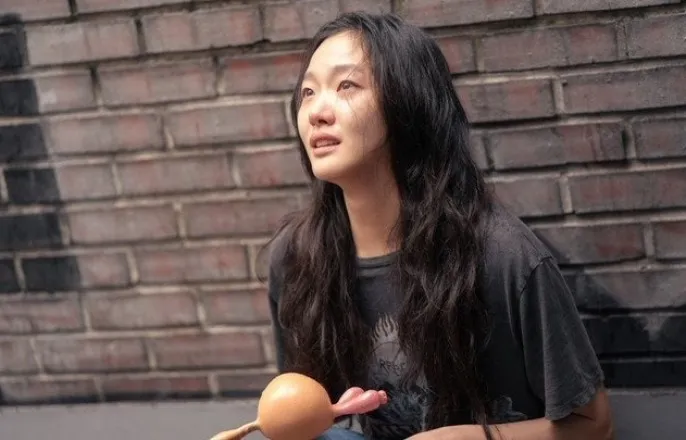 노란 수영복에 섹시한 몸매 어필하는 존예 처자