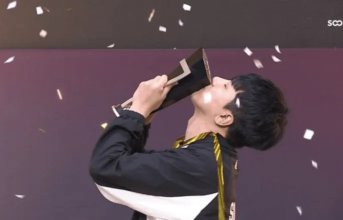 노란 수영복에 섹시한 몸매 어필하는 존예 처자