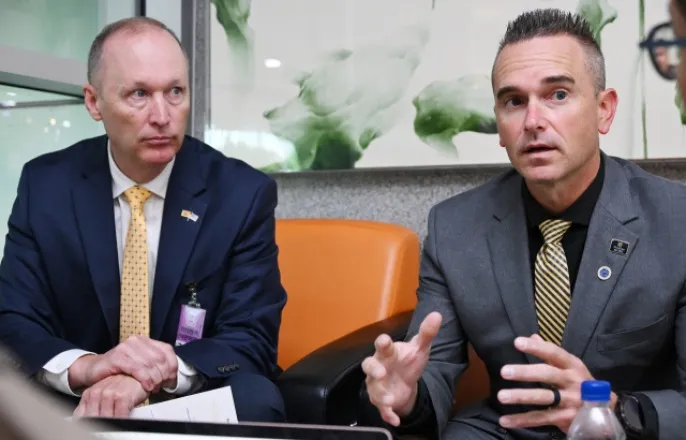 노란 수영복에 섹시한 몸매 어필하는 존예 처자