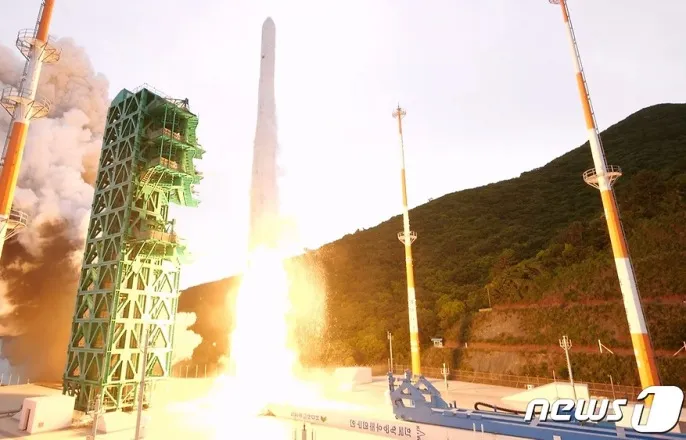 노란 수영복에 섹시한 몸매 어필하는 존예 처자