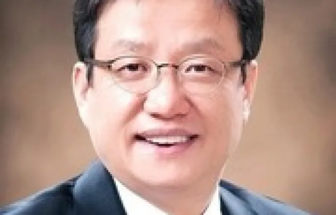 노란 수영복에 섹시한 몸매 어필하는 존예 처자