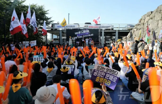 노란 수영복에 섹시한 몸매 어필하는 존예 처자