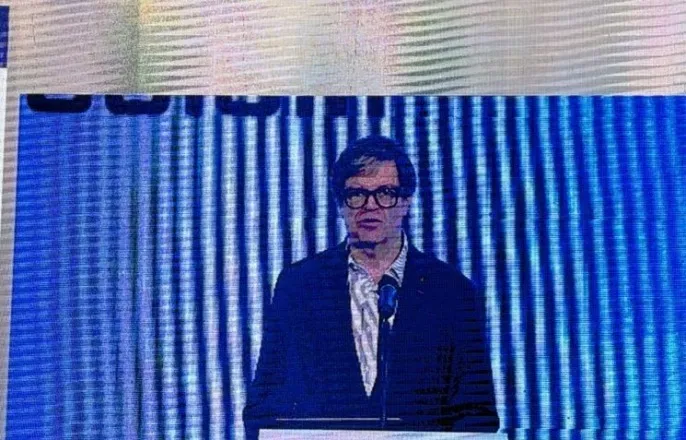 노란 수영복에 섹시한 몸매 어필하는 존예 처자