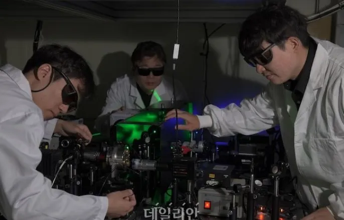 노란 수영복에 섹시한 몸매 어필하는 존예 처자