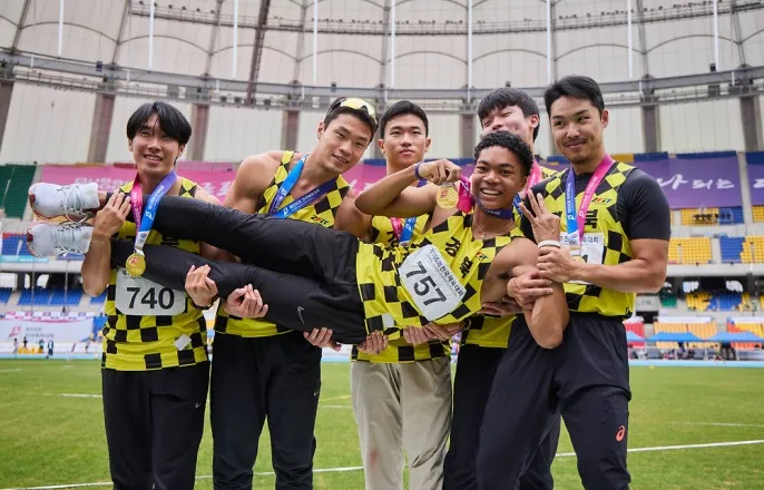 노란 수영복에 섹시한 몸매 어필하는 존예 처자