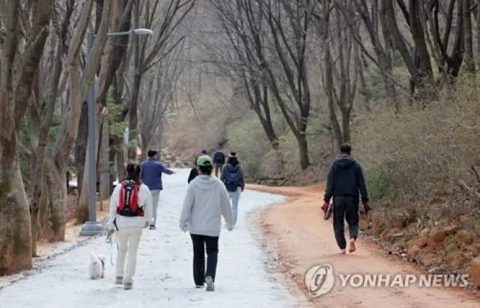 노란 수영복에 섹시한 몸매 어필하는 존예 처자