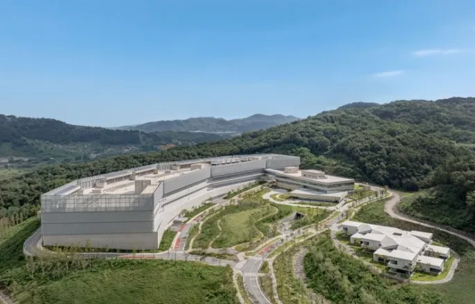 노란 수영복에 섹시한 몸매 어필하는 존예 처자