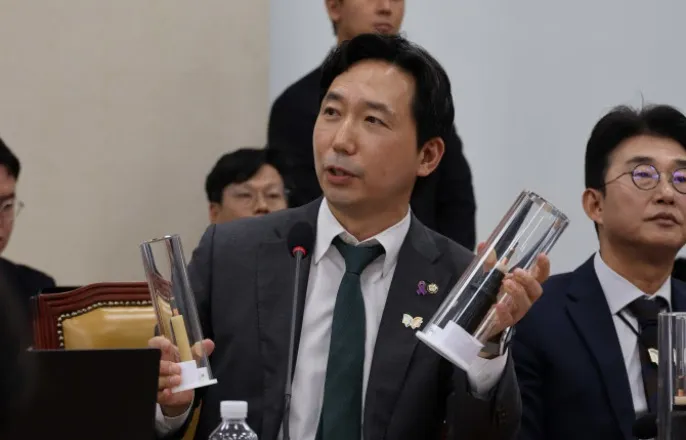 노란 수영복에 섹시한 몸매 어필하는 존예 처자