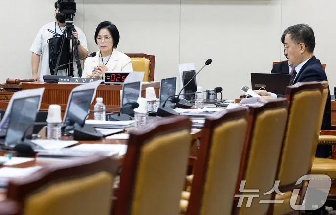 노란 수영복에 섹시한 몸매 어필하는 존예 처자