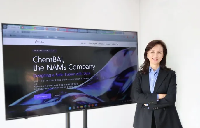 노란 수영복에 섹시한 몸매 어필하는 존예 처자