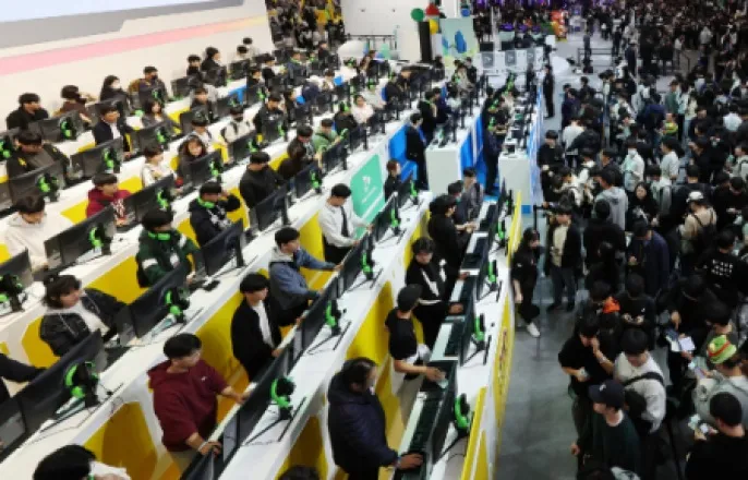 노란 수영복에 섹시한 몸매 어필하는 존예 처자