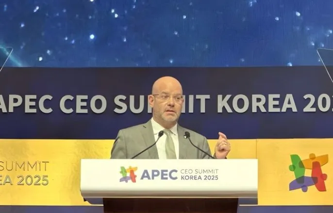 노란 수영복에 섹시한 몸매 어필하는 존예 처자