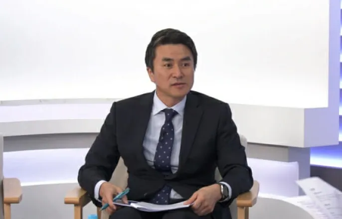 노란 수영복에 섹시한 몸매 어필하는 존예 처자