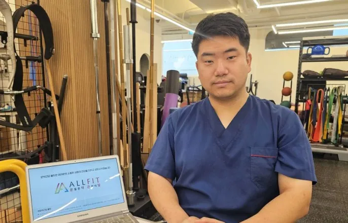 노란 수영복에 섹시한 몸매 어필하는 존예 처자