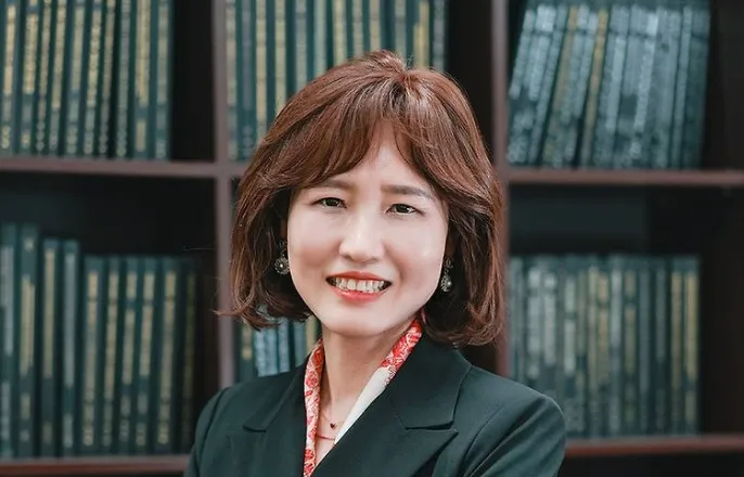 노란 수영복에 섹시한 몸매 어필하는 존예 처자