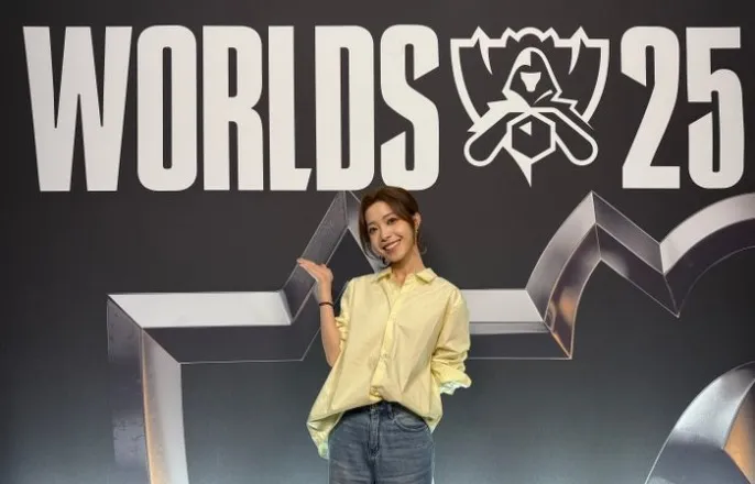 노란 수영복에 섹시한 몸매 어필하는 존예 처자