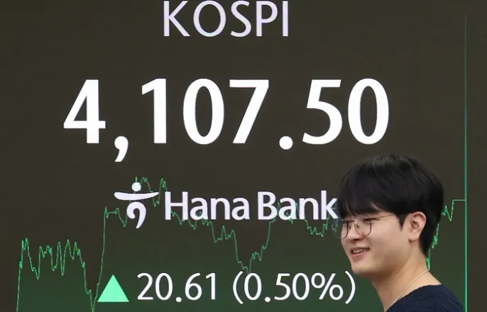 노란 수영복에 섹시한 몸매 어필하는 존예 처자