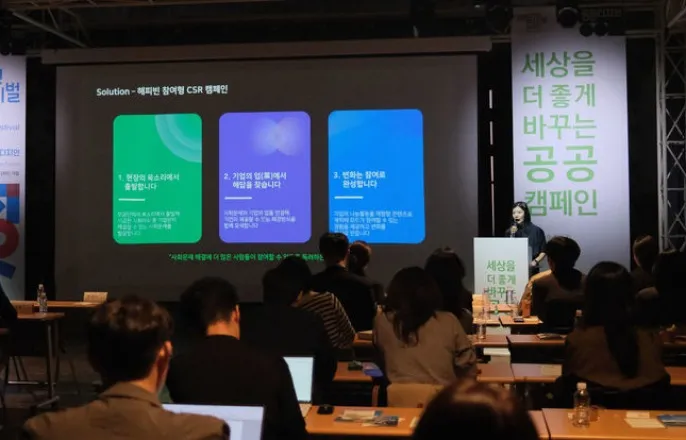 노란 수영복에 섹시한 몸매 어필하는 존예 처자