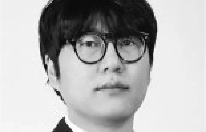 노란 수영복에 섹시한 몸매 어필하는 존예 처자